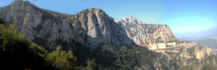 Des de la Creu de Sant Miquel tenim una bona panoràmica de la Pedra d'Esparraguera i el Monestir